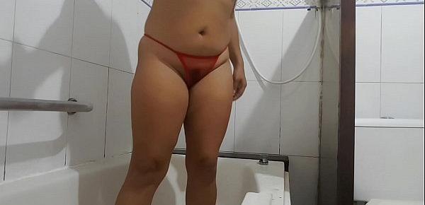  Esta camgirl achou meu watsap na net e esta oferecendo sua buceta e seu cuzinho para mim !!! Sera que eu devo comer 